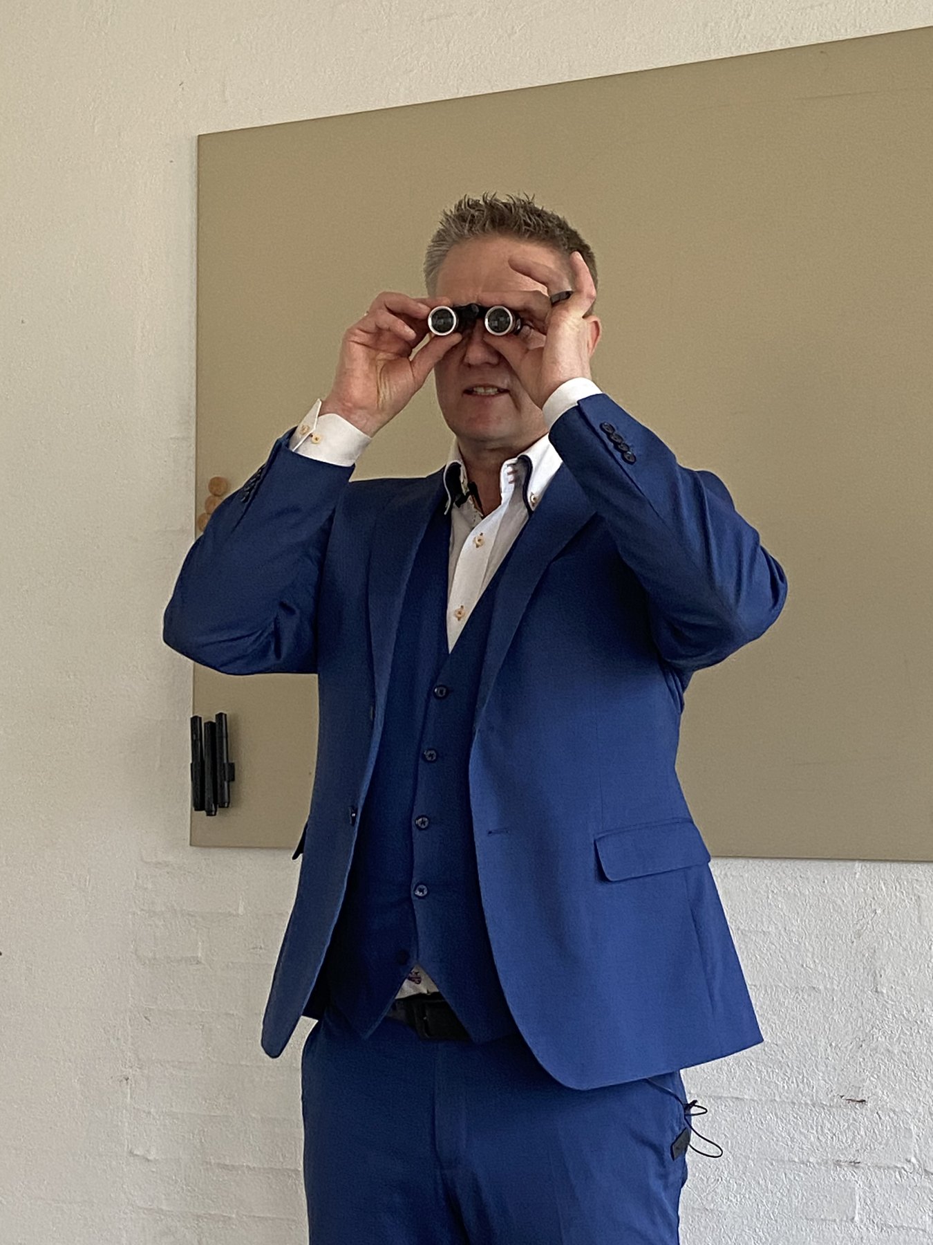 Balder Vendt-Striim underviser i Enneagrammets type 5 med en kikkert for øjnene
